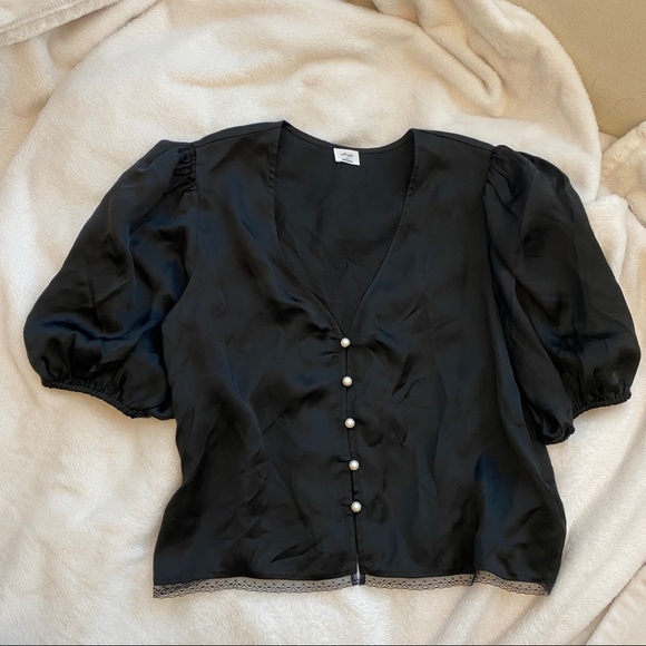 Aritzia Tops - Aritzia Blouse with Pearl Buttons & Lace Detailing